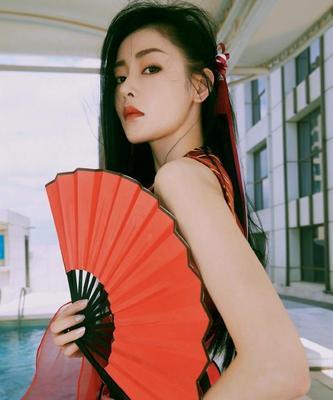真人版阿初的倾城美貌如何展现？同款红装的靓丽登场有哪些特点？